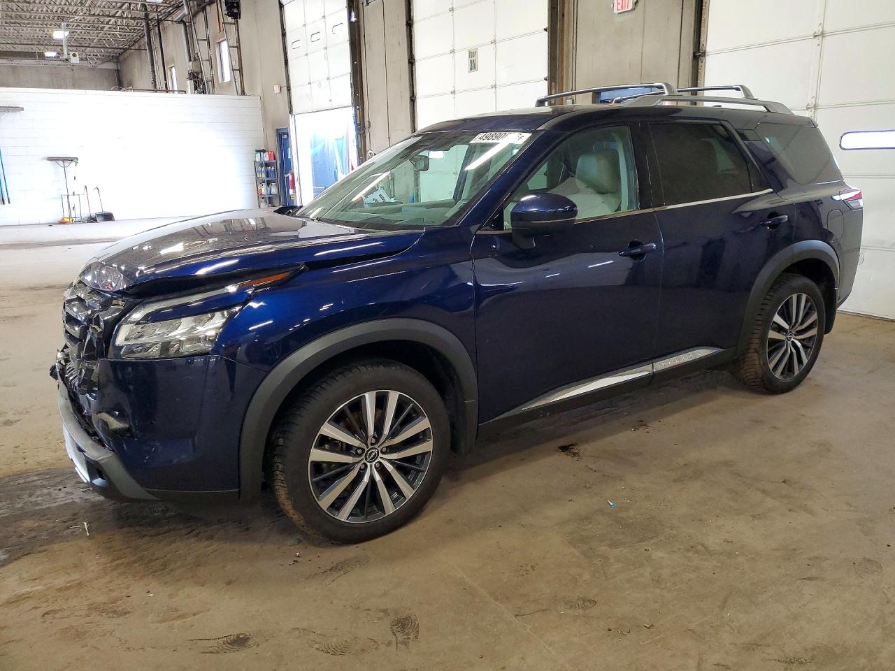Salvage Nissan Pathfinder Image