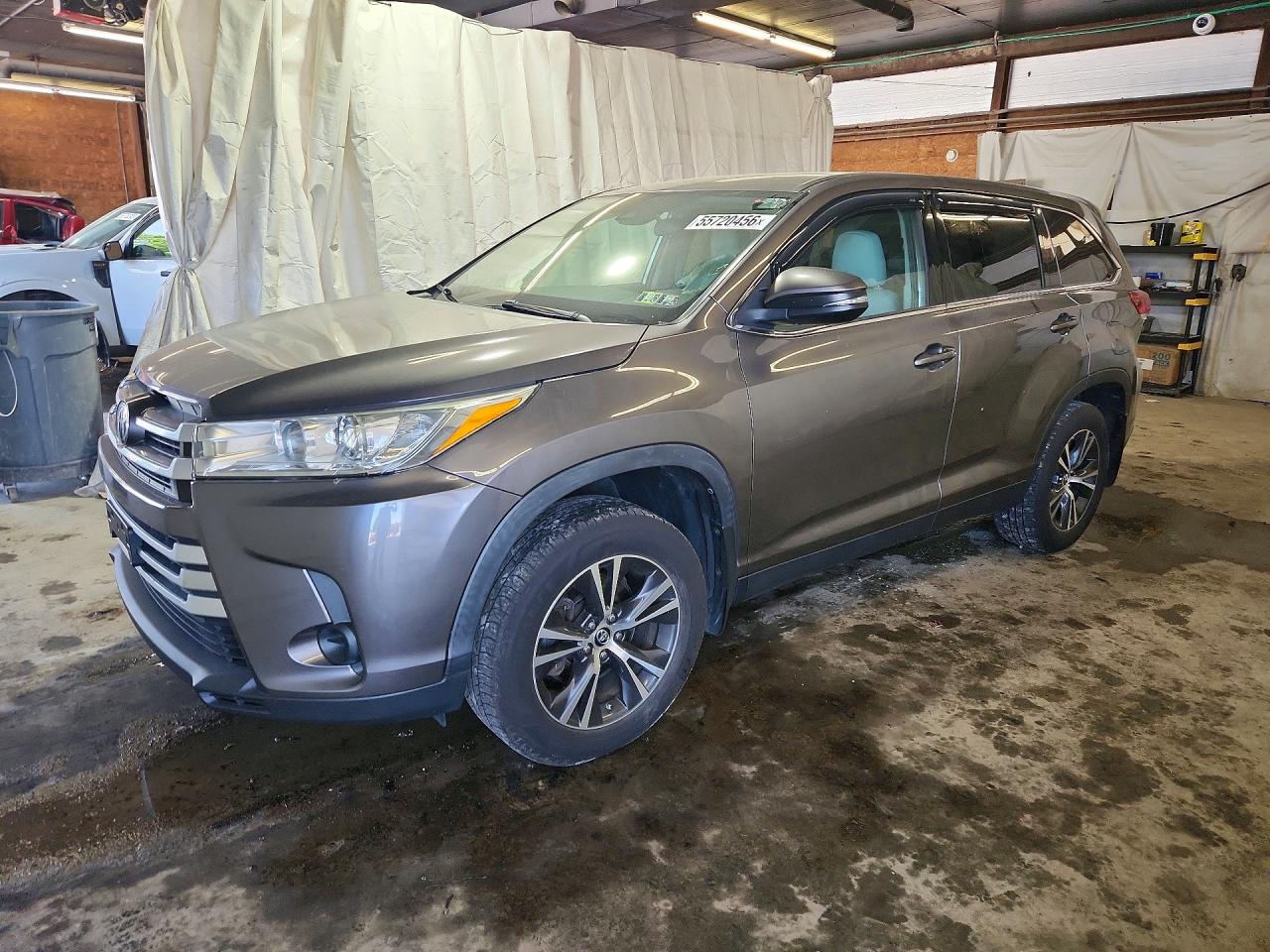 Salvage Toyota Highlander Image