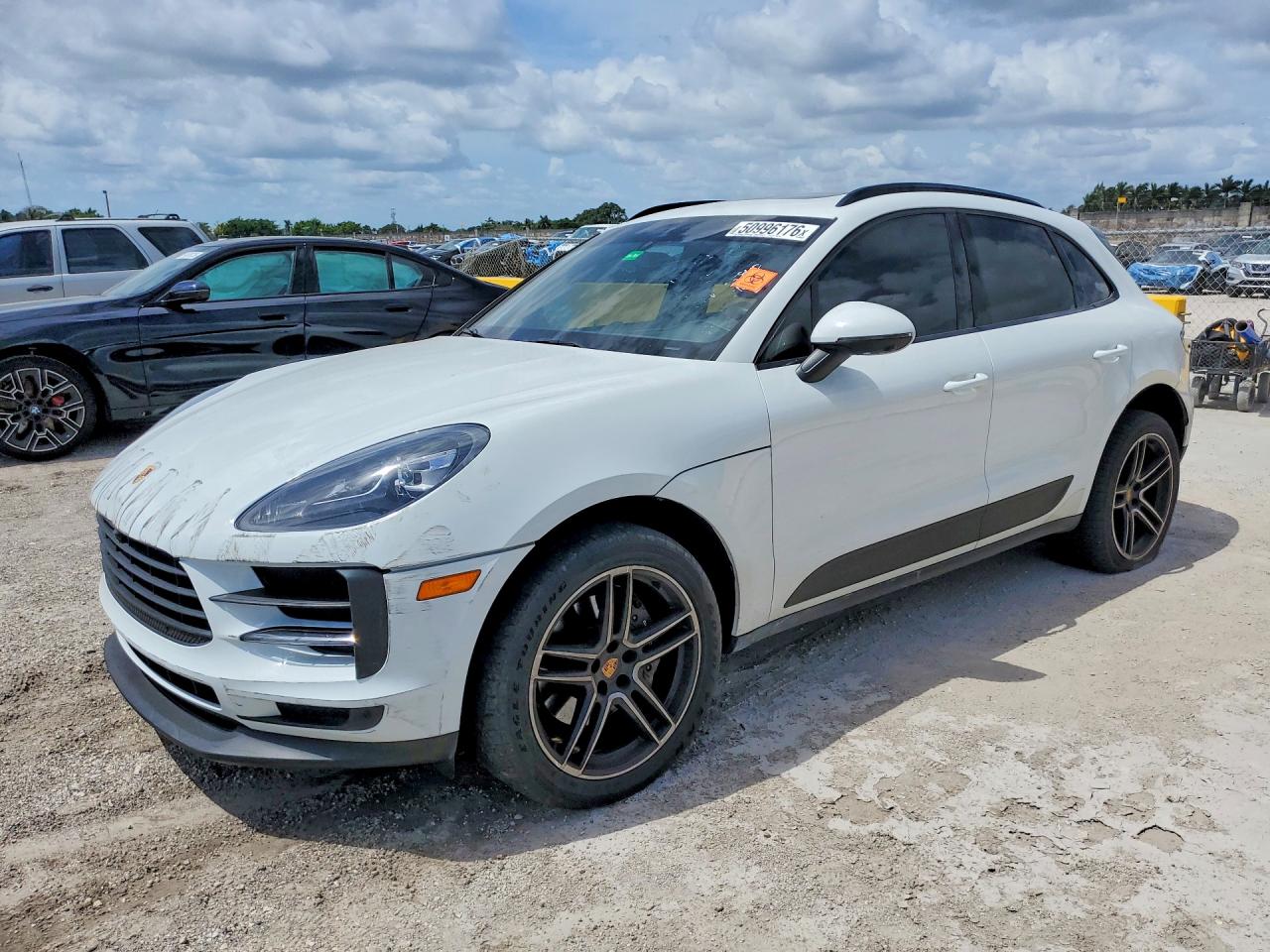 Salvage Porsche Macan Image