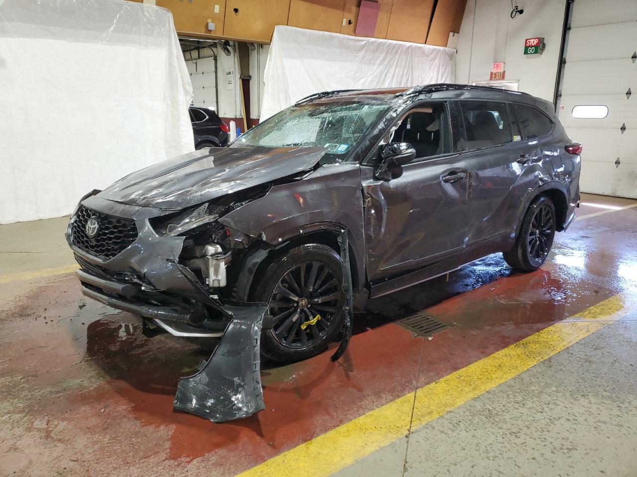 Salvage Toyota Highlander Image