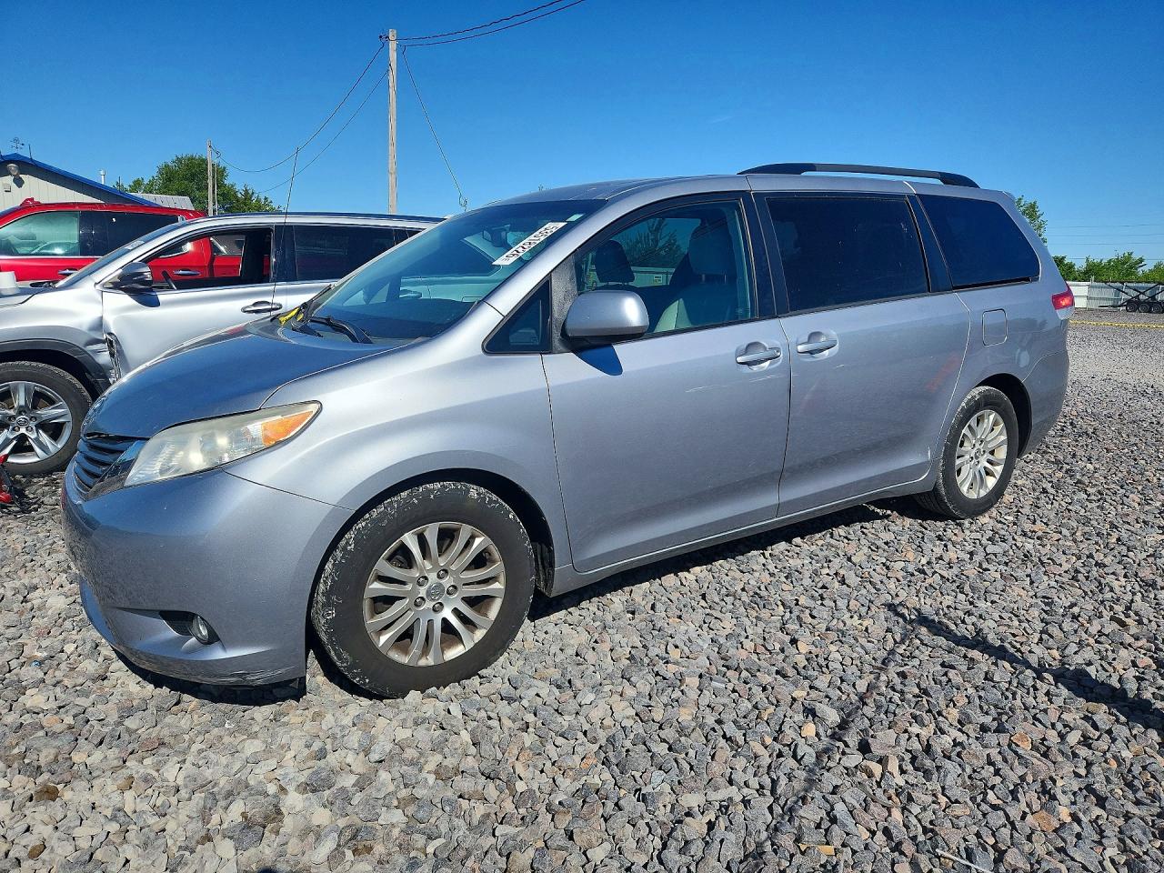 Salvage Toyota Sienna Image