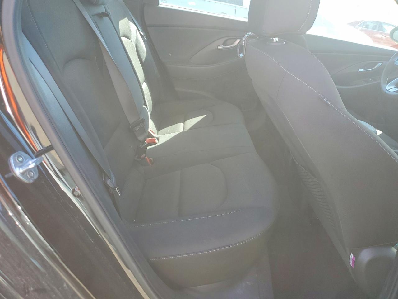 Hyundai ELANTRA Base