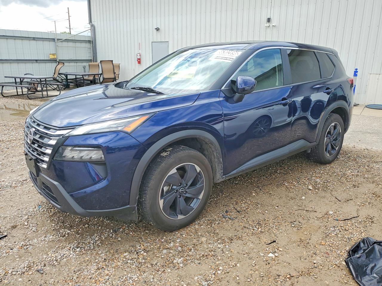 Salvage Nissan Rogue Image