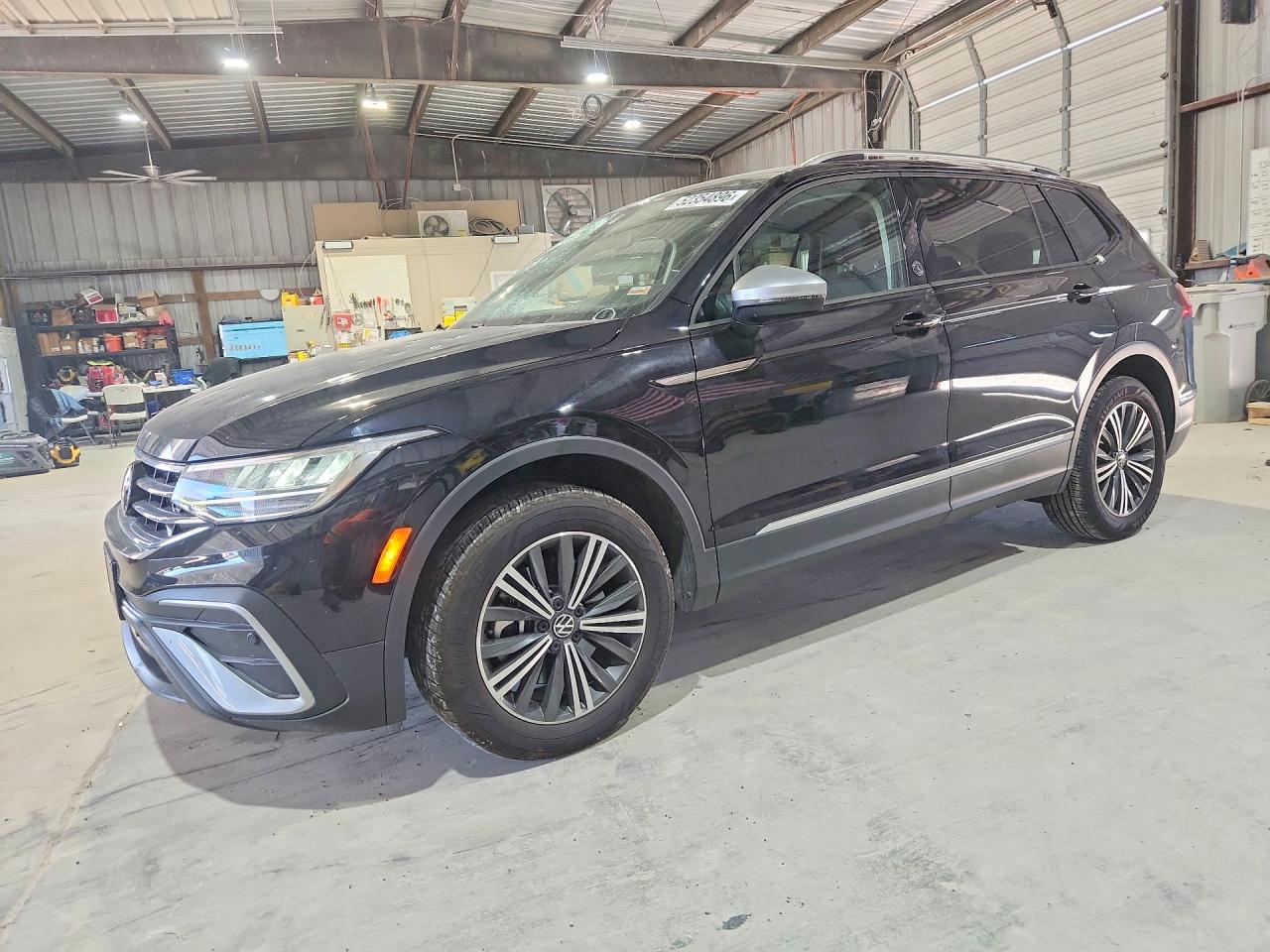 Salvage Volkswagen Tiguan Image