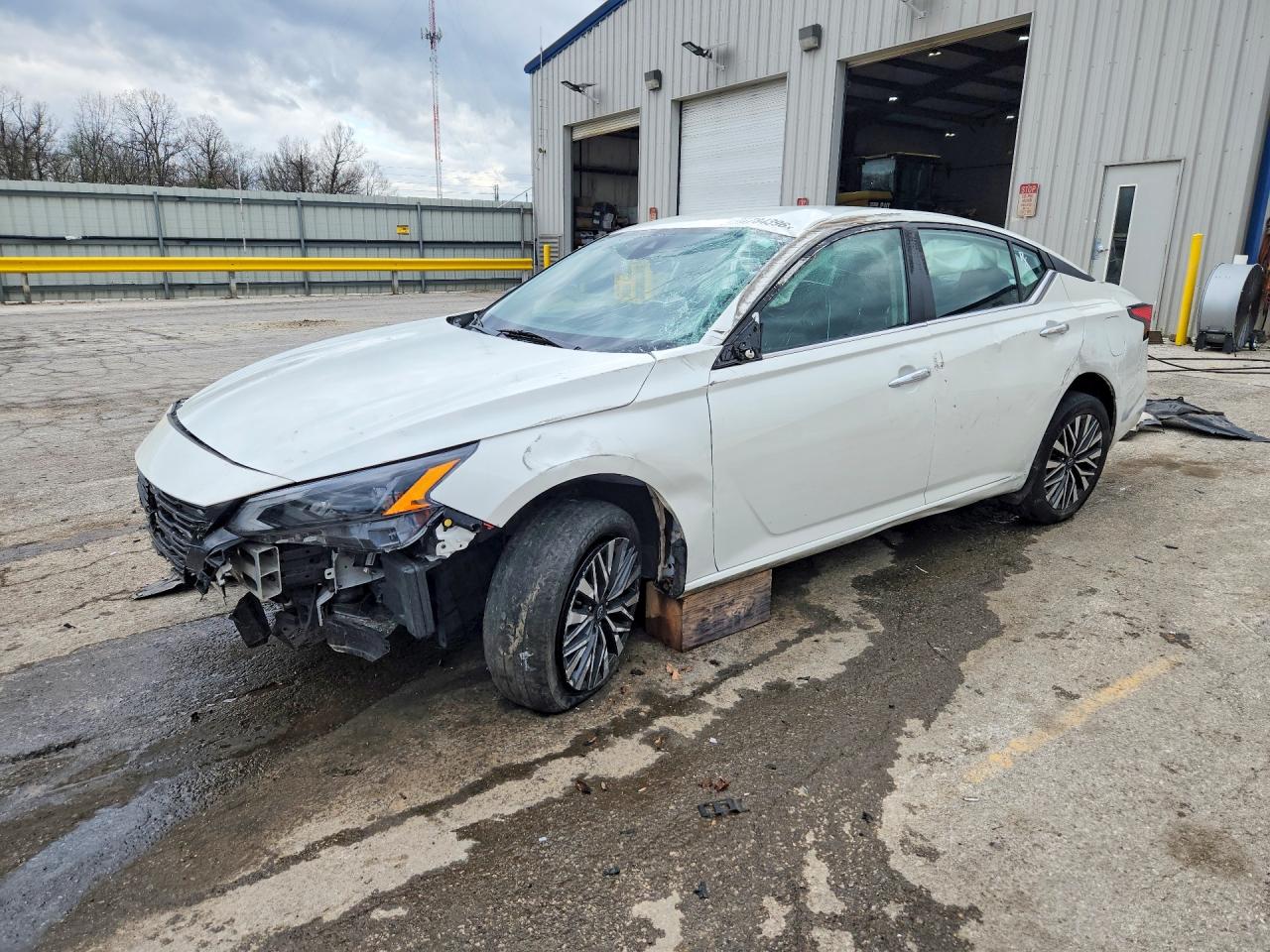 Salvage Nissan Altima Image