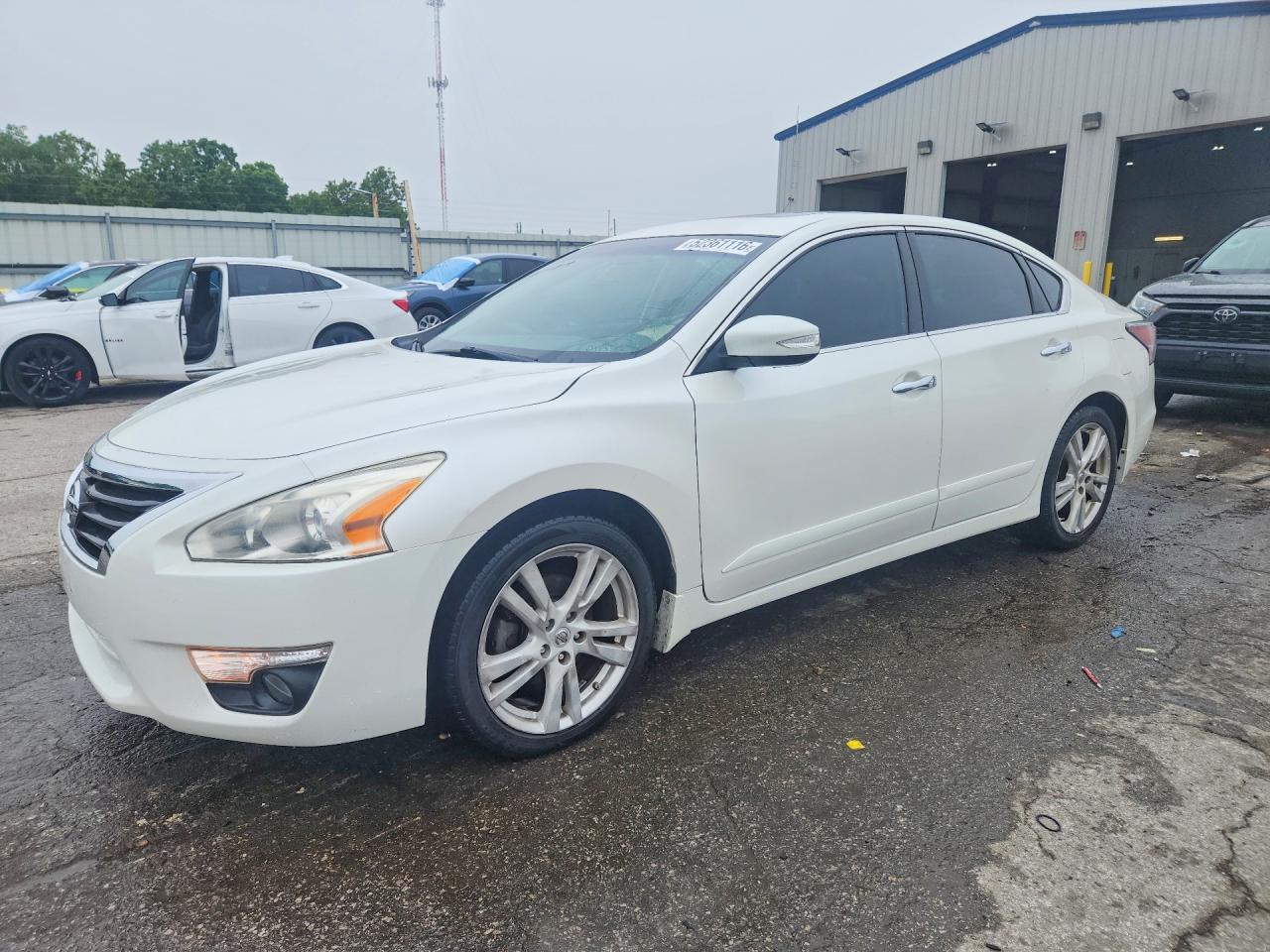 Salvage Nissan Altima Image