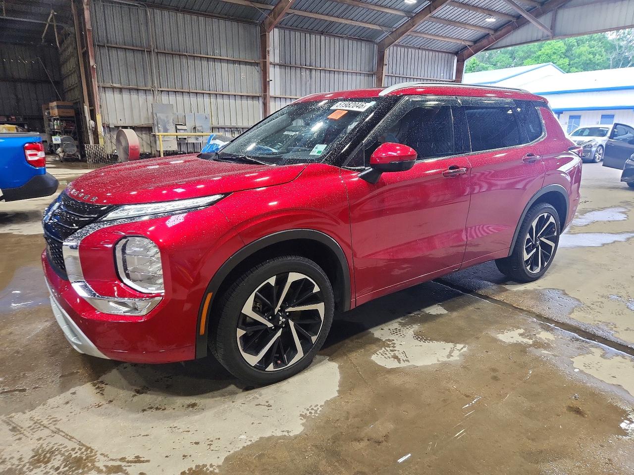 Salvage Mitsubishi Outlander Image