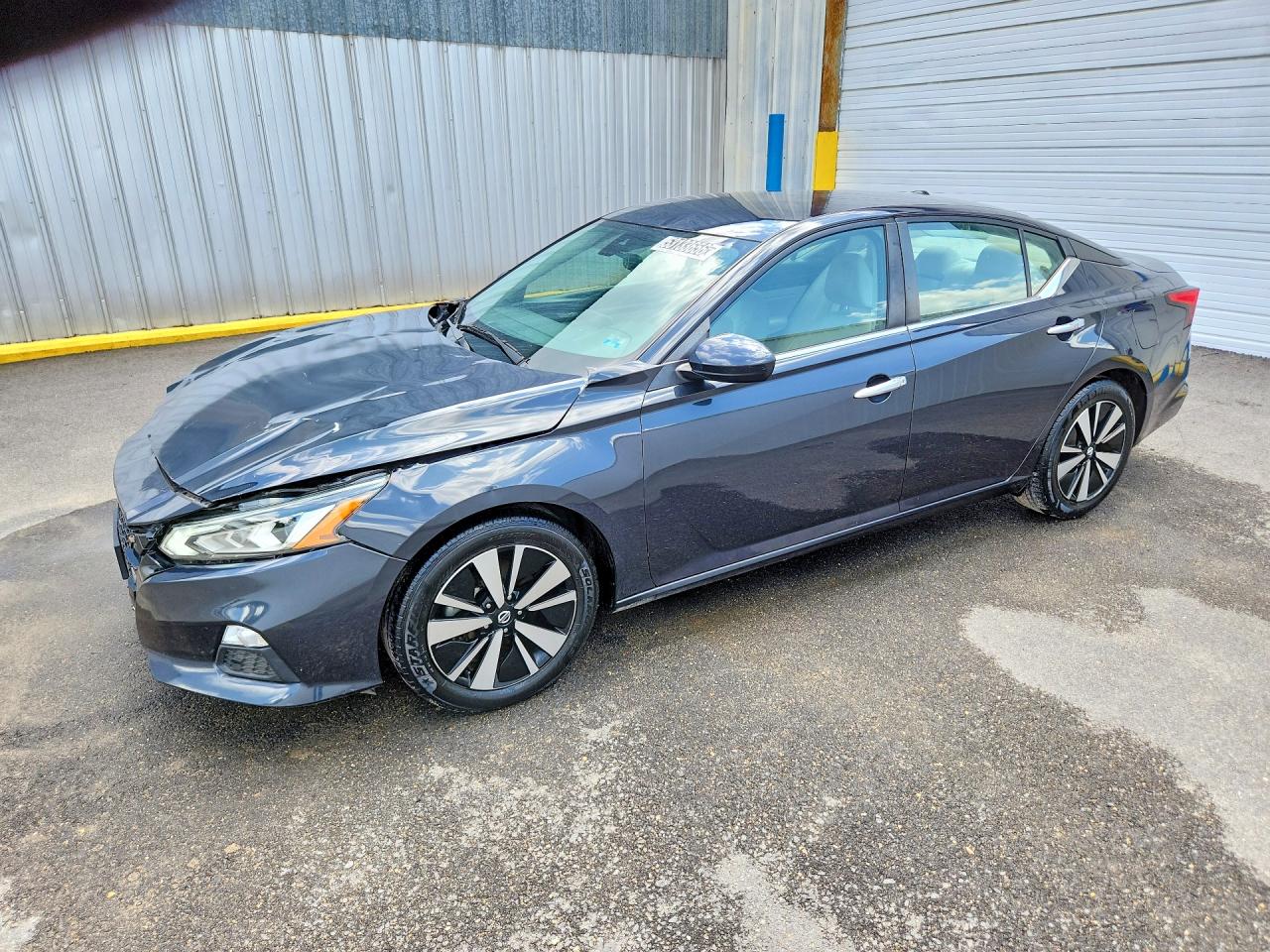 Salvage Nissan Altima Image