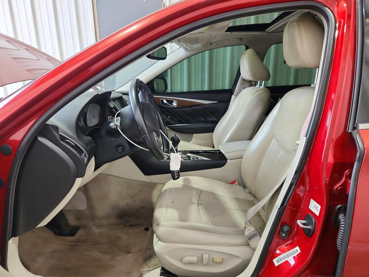 INFINITI Q50 Premium