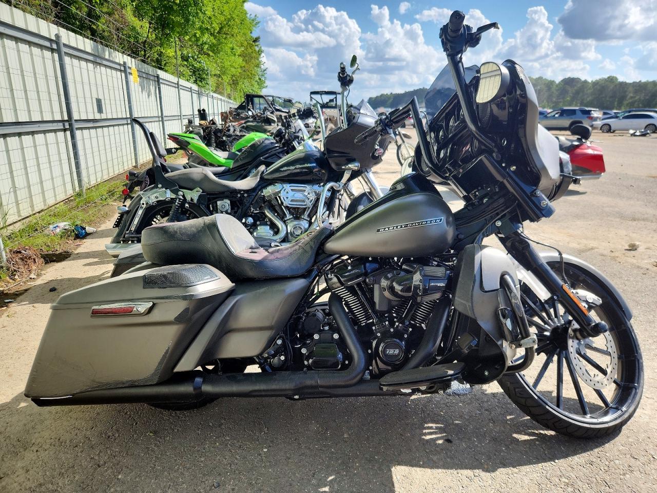 Salvage Harley-Davidson Fl Image
