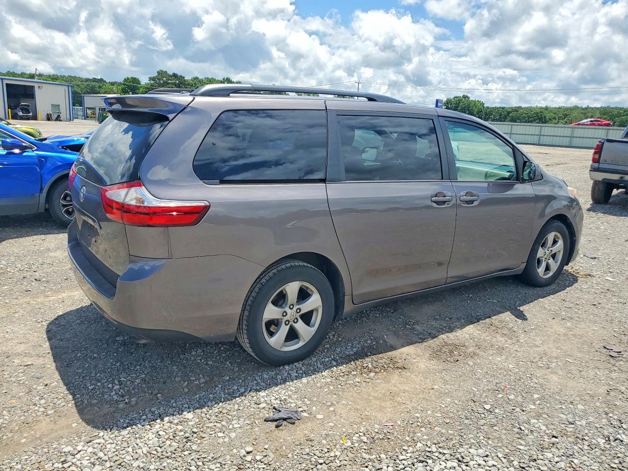 Toyota Sienna Le