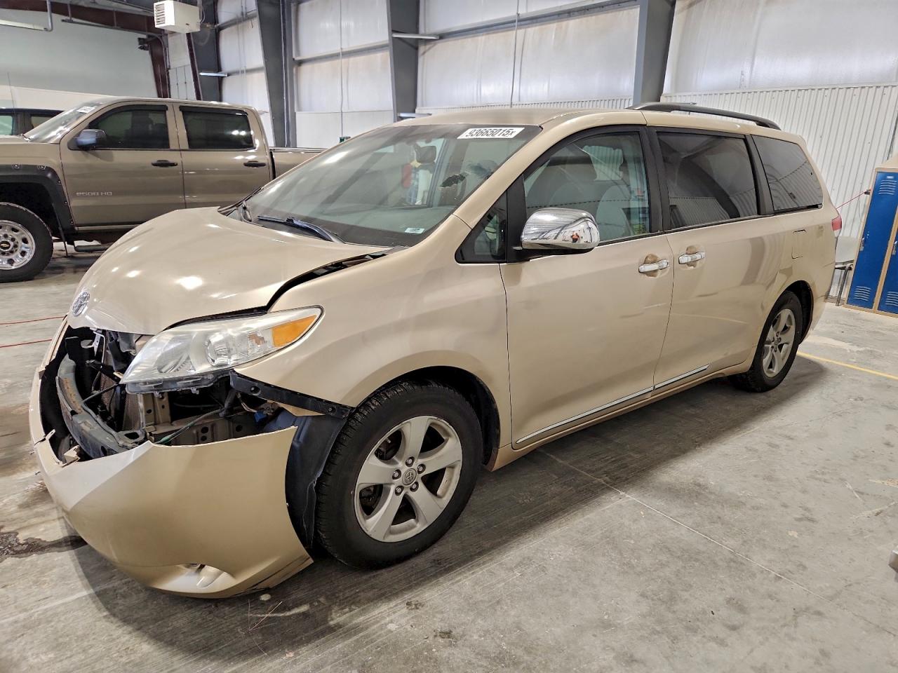 Salvage Toyota Sienna Image