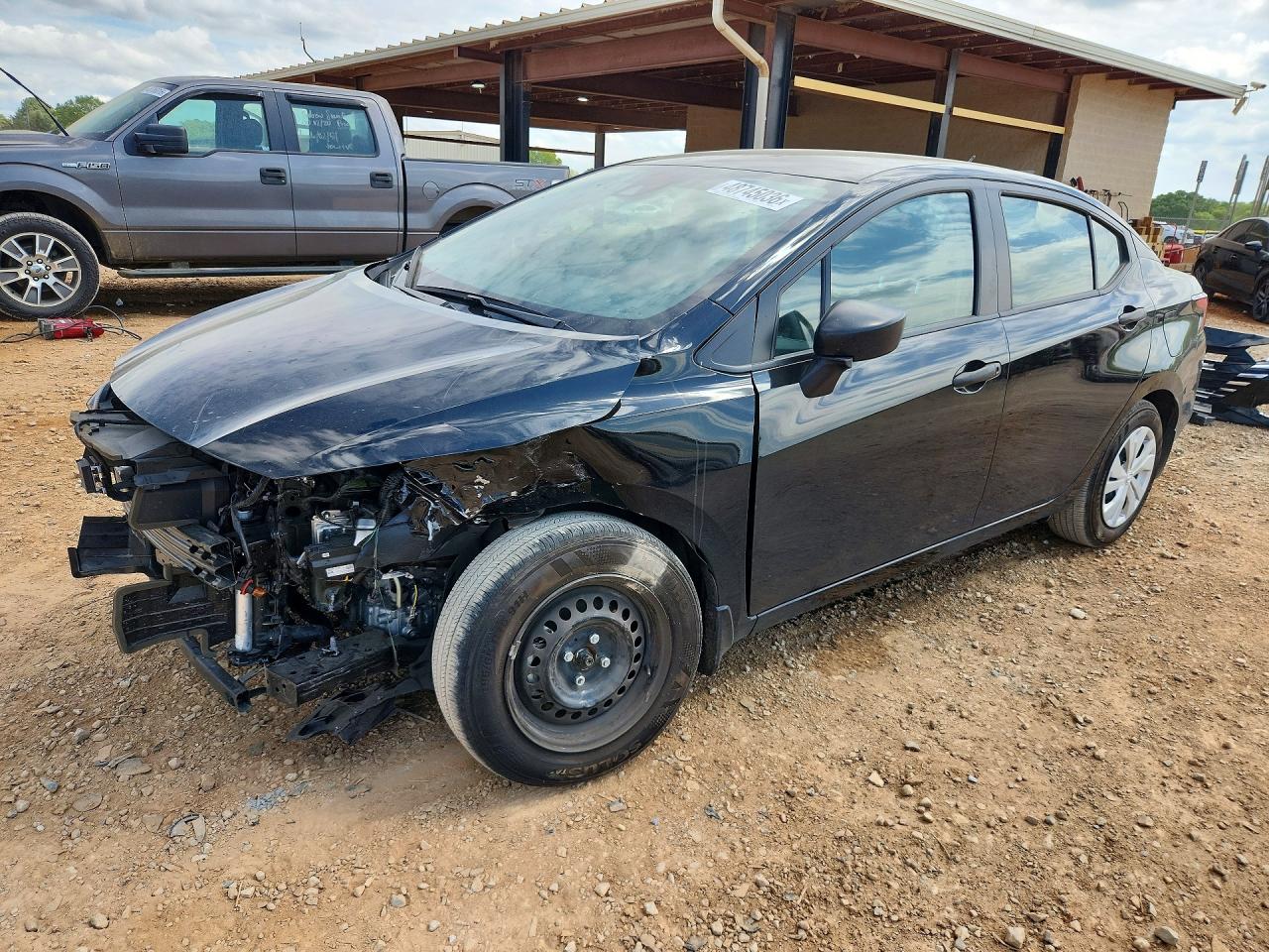 Salvage Nissan Versa Image