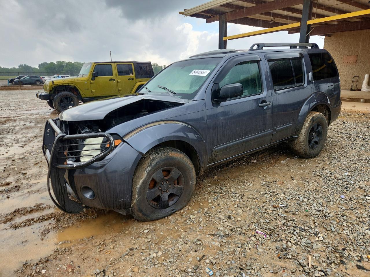 Salvage Nissan Pathfinder Image