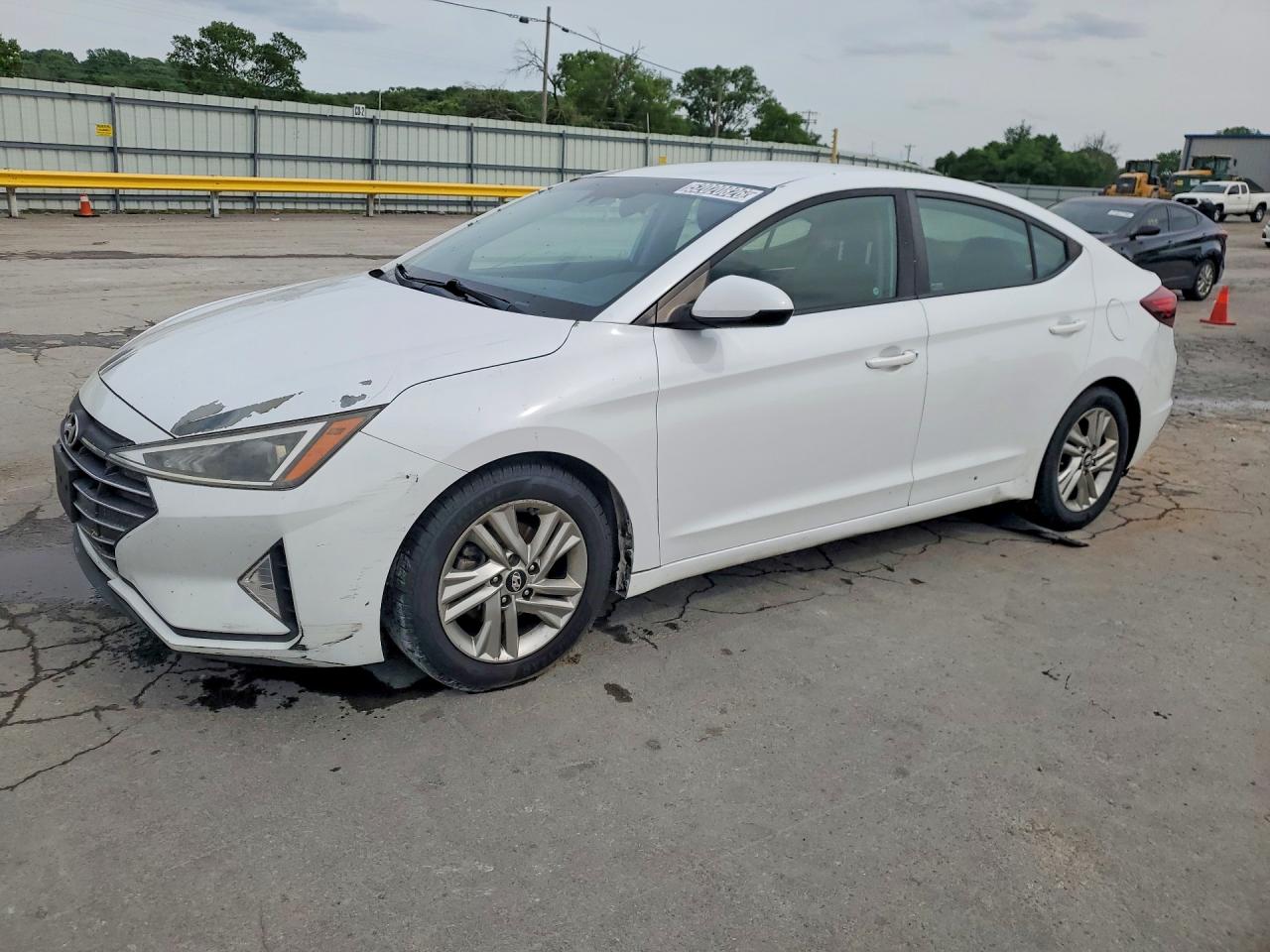 Salvage Hyundai ELANTRA Image