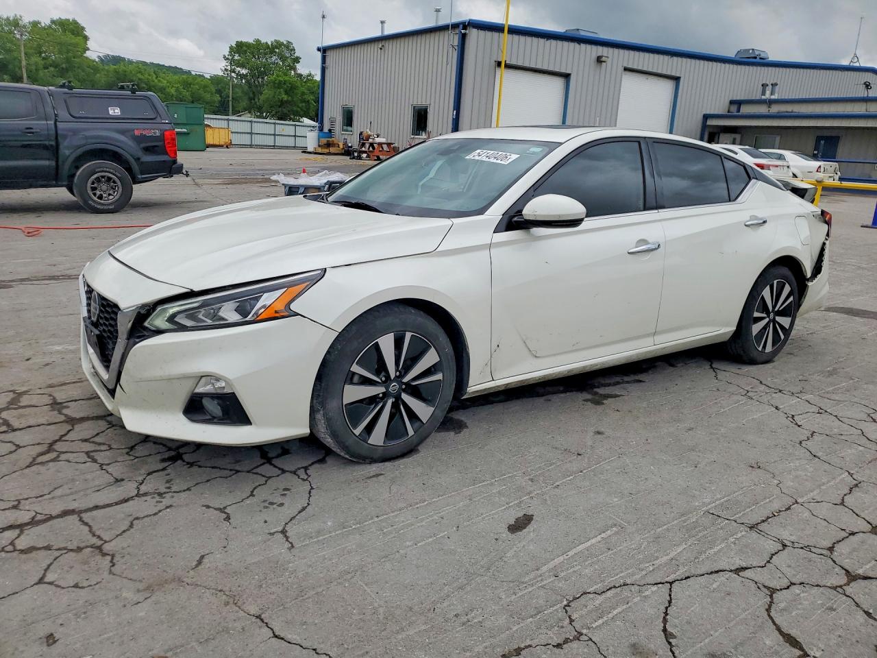 Salvage Nissan Altima Image
