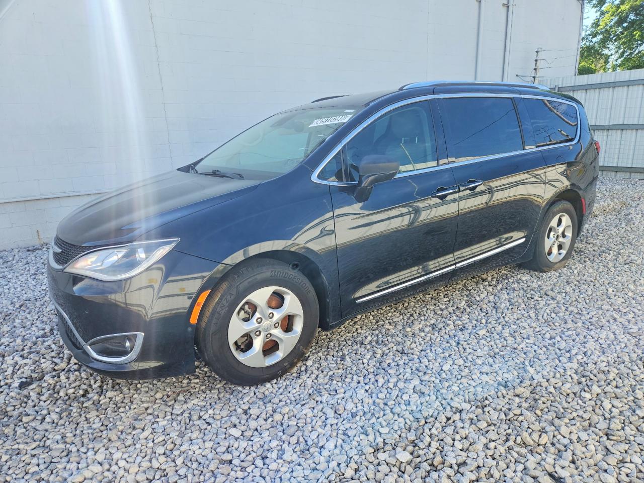 Salvage Chrysler Pacifica Image
