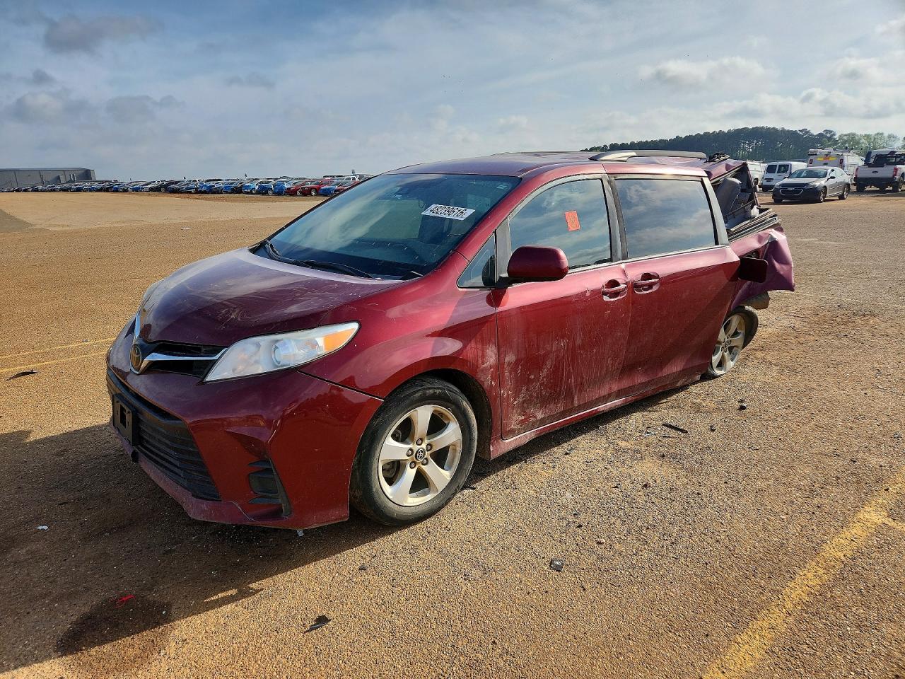 Salvage Toyota Sienna Image