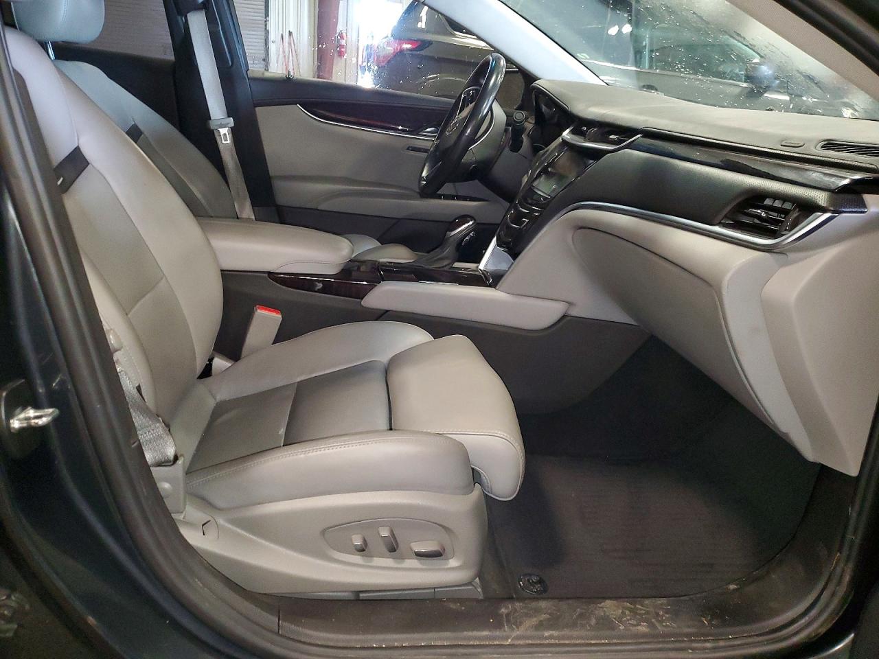 Cadillac XTS Luxury Collection