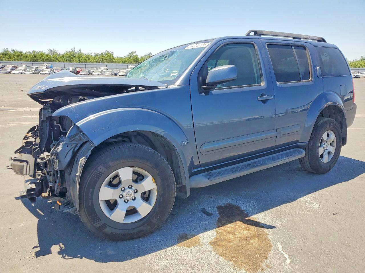 Salvage Nissan Pathfinder Image
