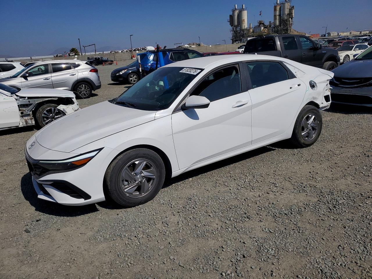 Salvage Hyundai ELANTRA Image