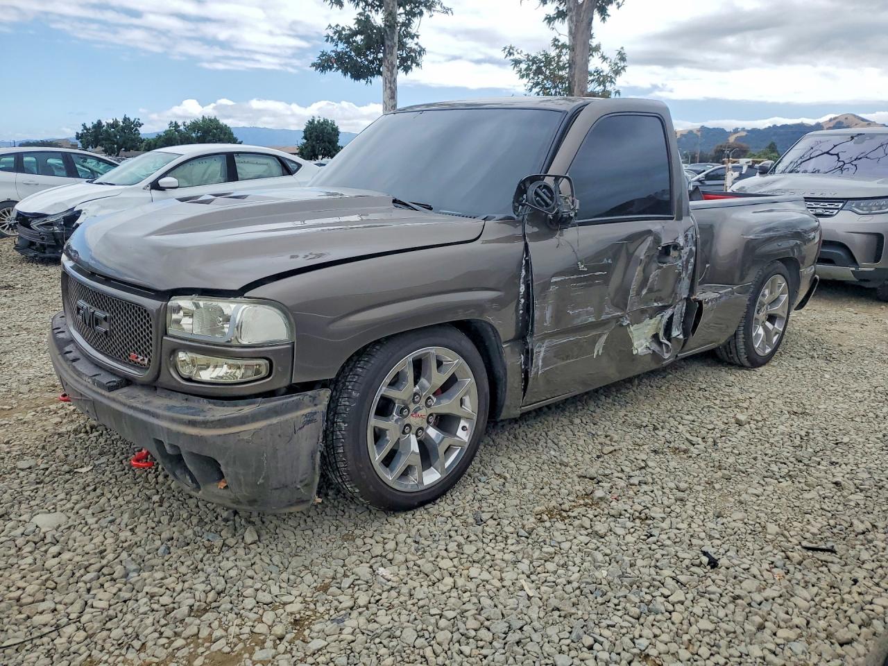 Salvage GMC Sierra Image