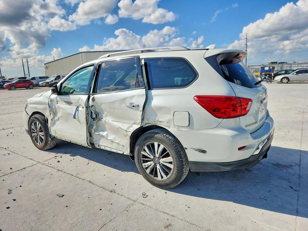 Nissan Pathfinder Sv