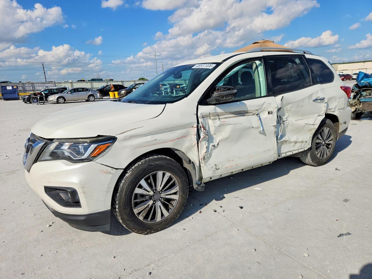 Salvage Nissan Pathfinder Image