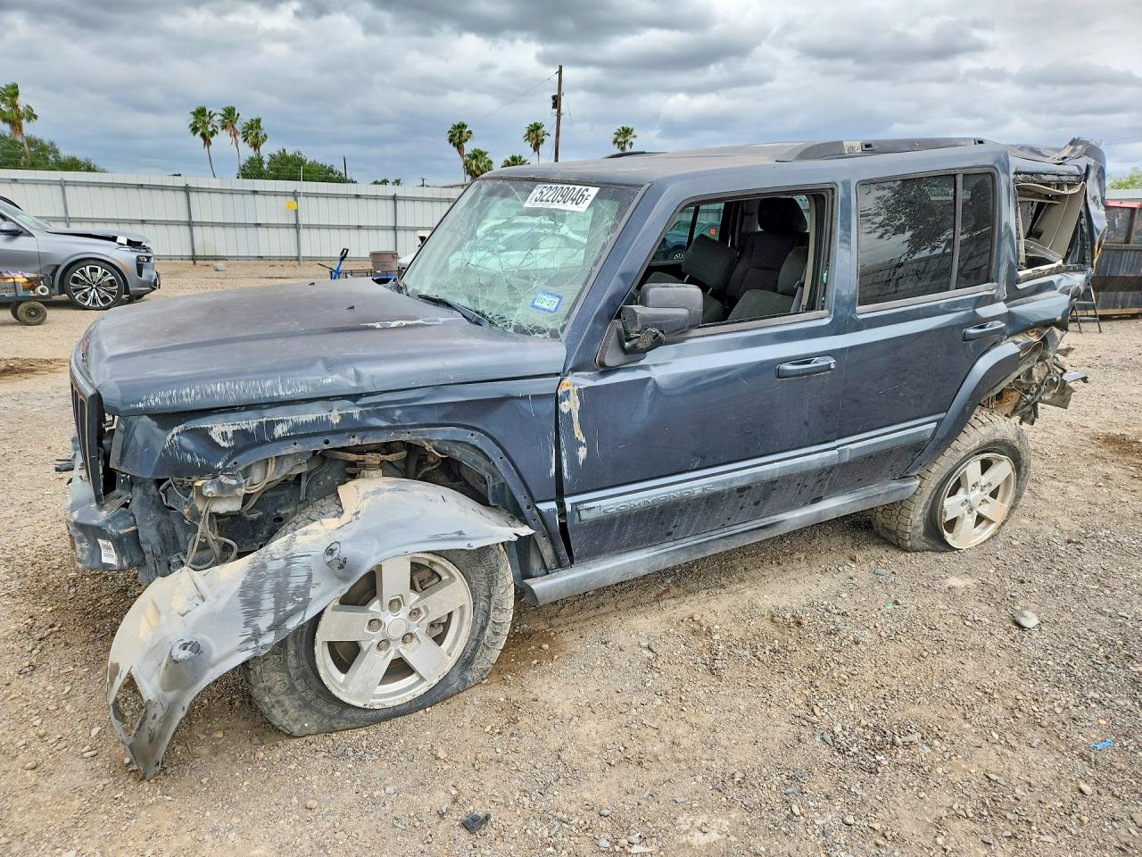 Salvage Jeep Commander Image