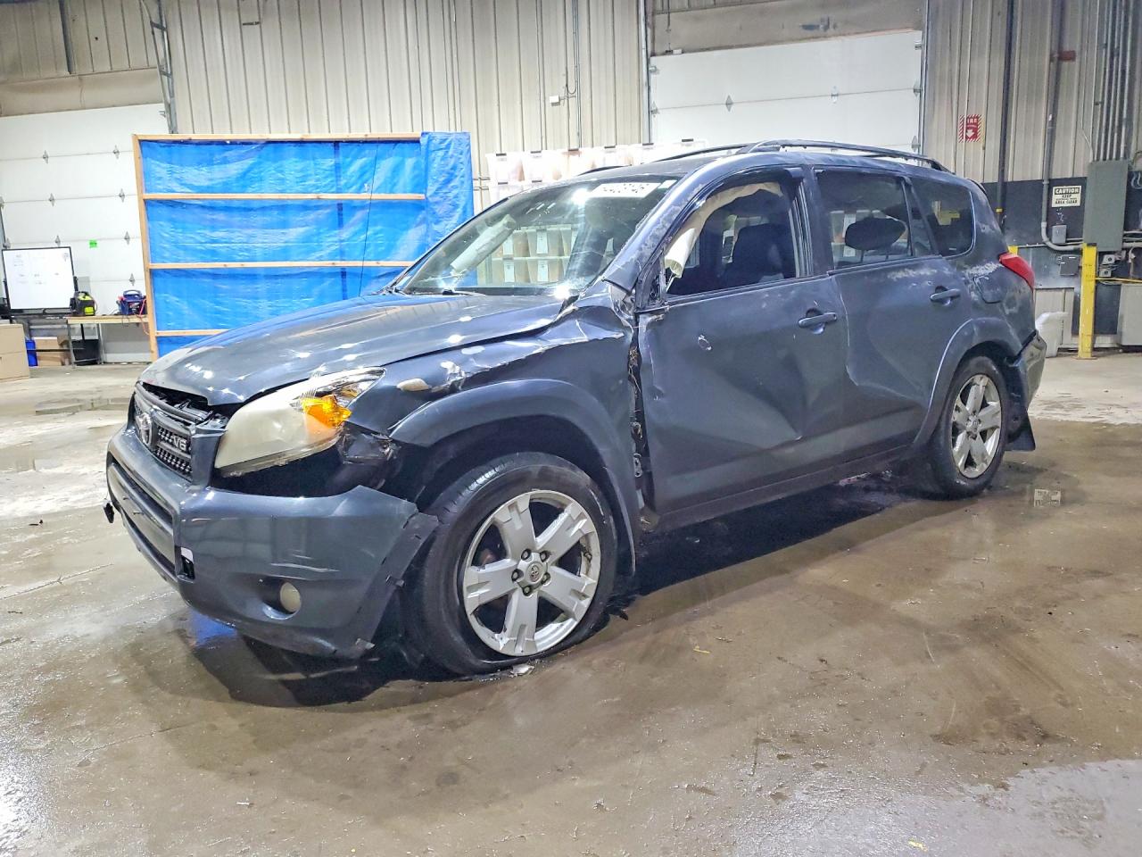 Salvage Toyota RAV4 Image