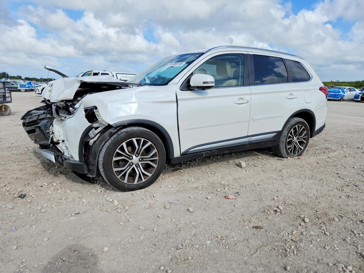 Salvage Mitsubishi Outlander Image