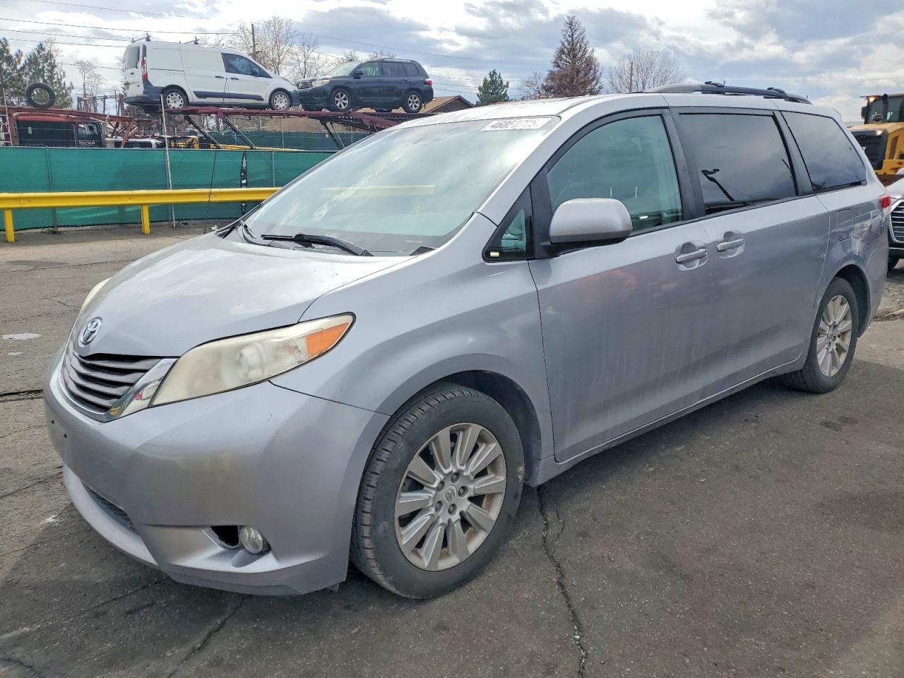 Salvage Toyota Sienna Image