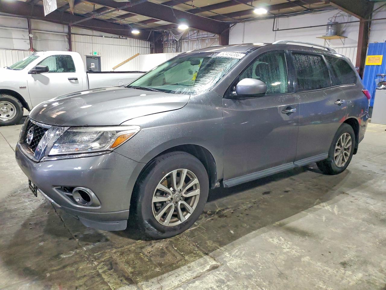 Salvage Nissan Pathfinder Image