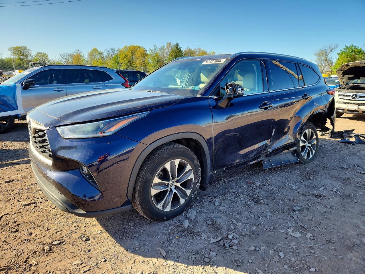 Salvage Toyota Highlander Image