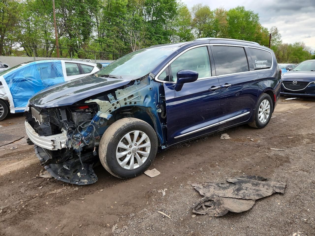 Salvage Chrysler Pacifica Image