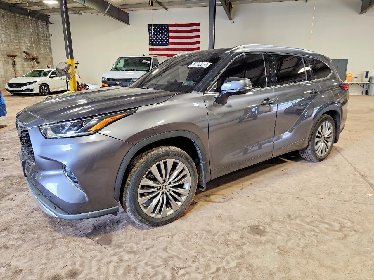 Salvage Toyota Highlander Image