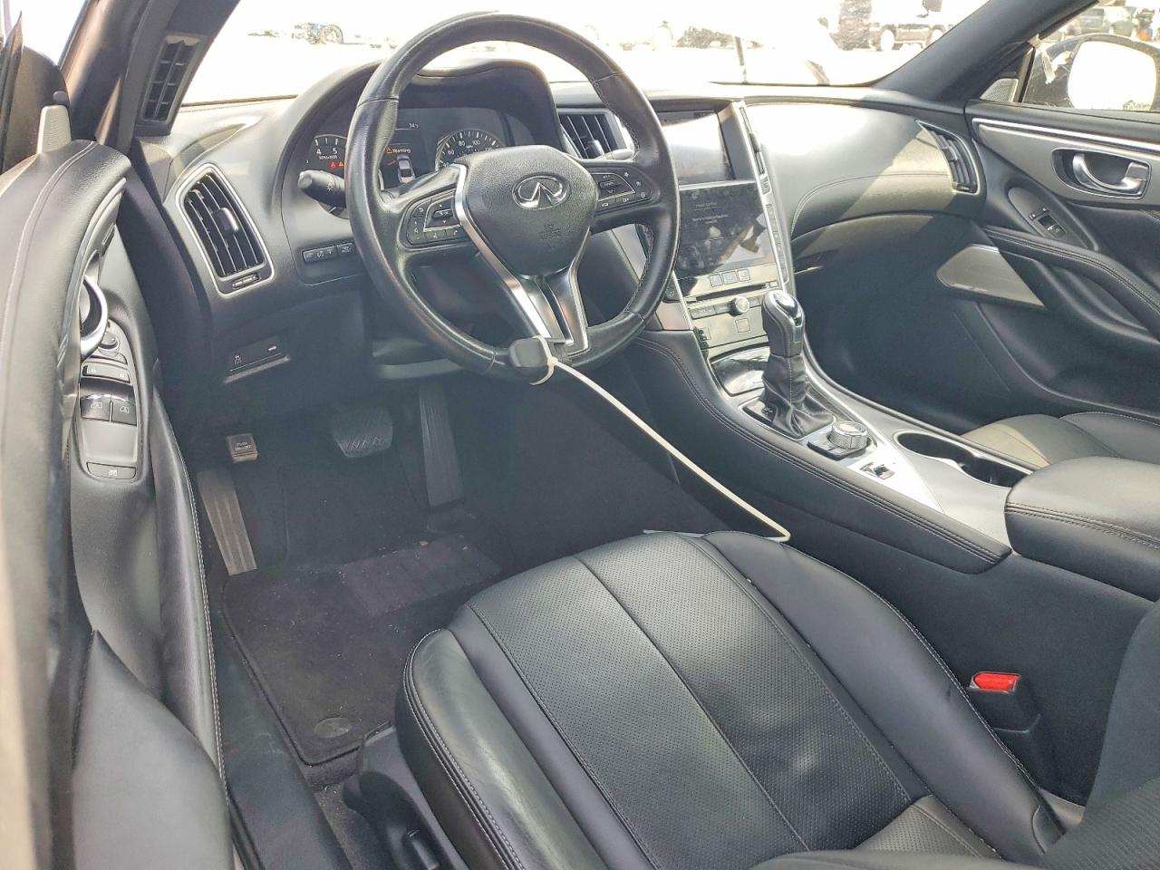 INFINITI Q60 Luxe