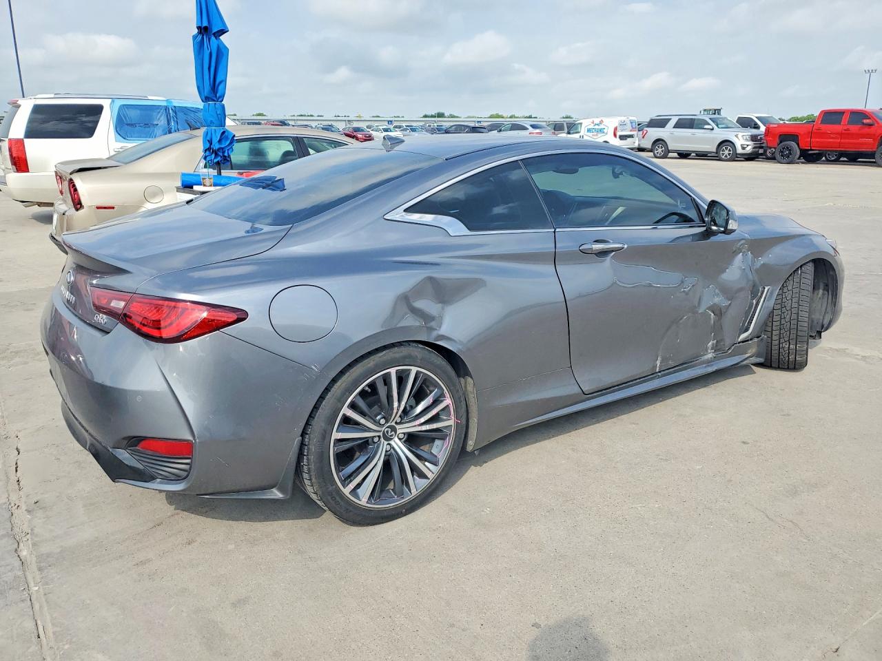 INFINITI Q60 Luxe