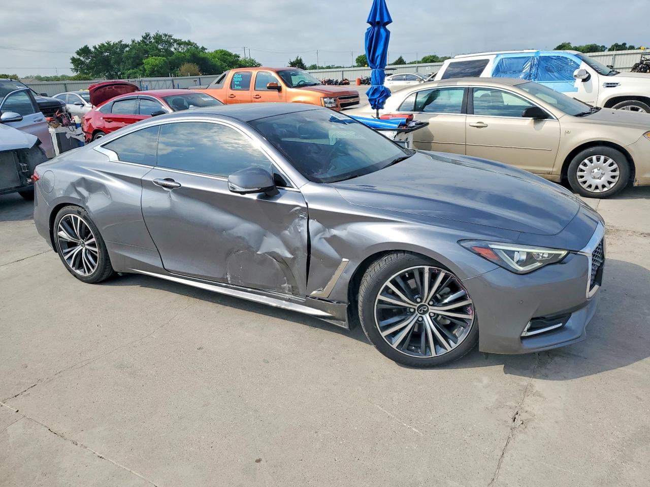 INFINITI Q60 Luxe