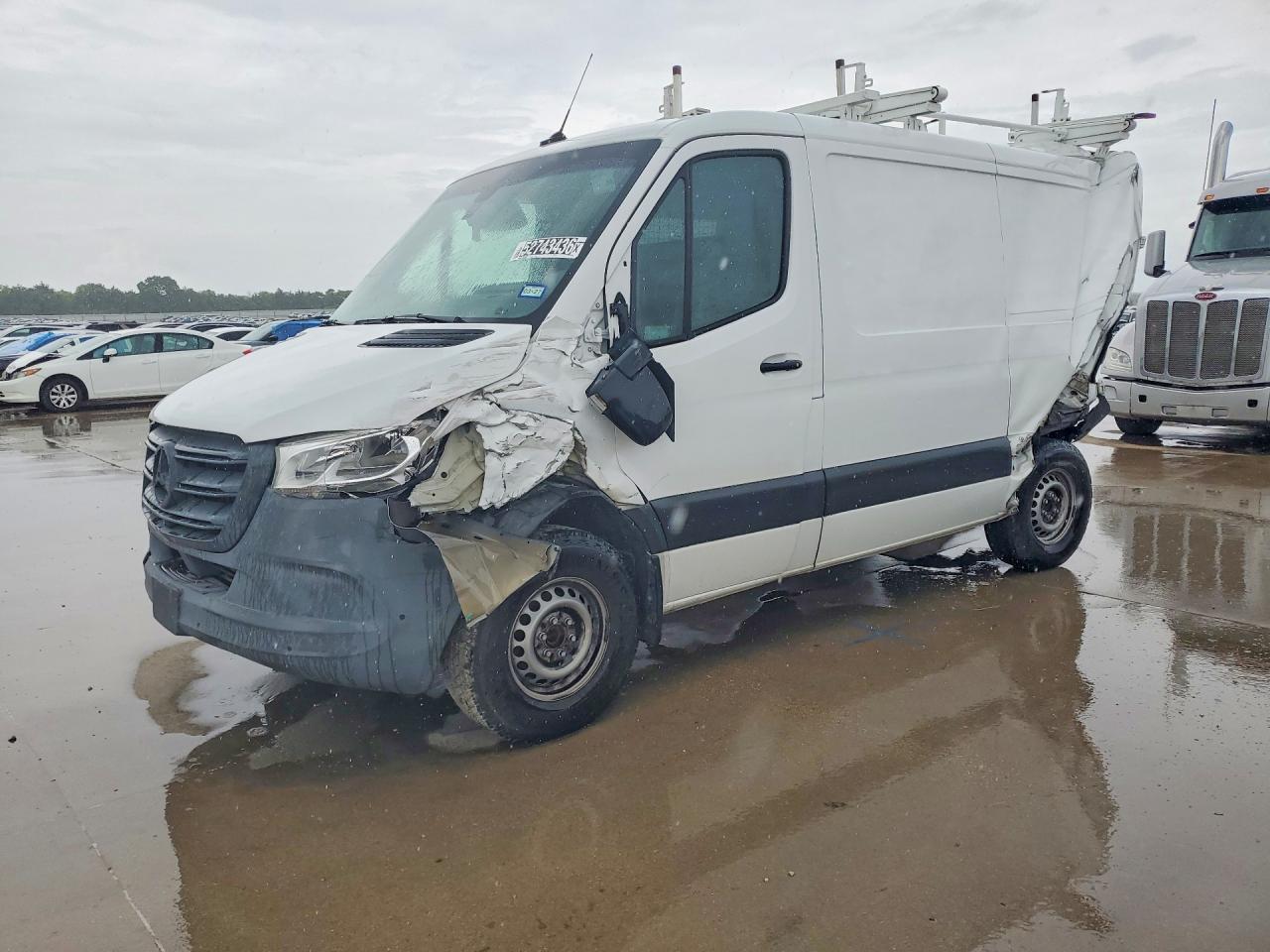 Salvage Mercedes-Benz Sprinter Image