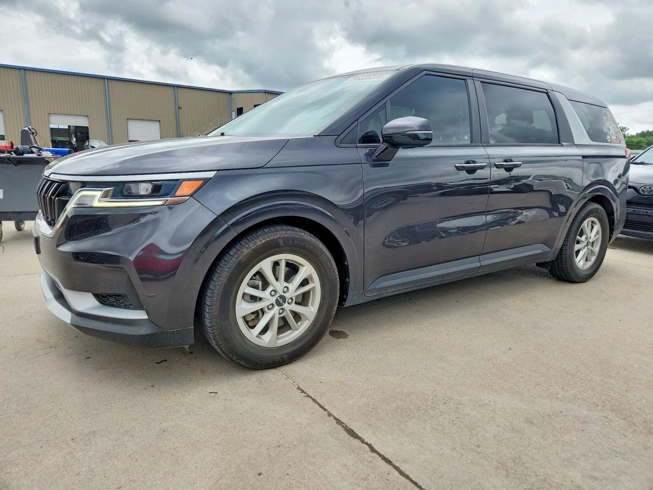 Salvage Kia Carnival Image