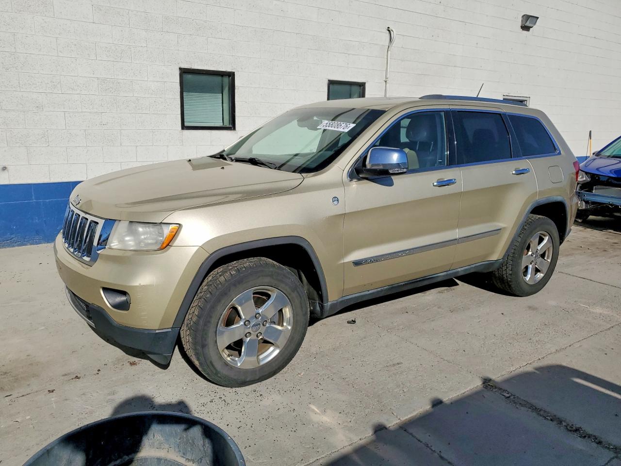 Salvage Jeep Cherokee Image
