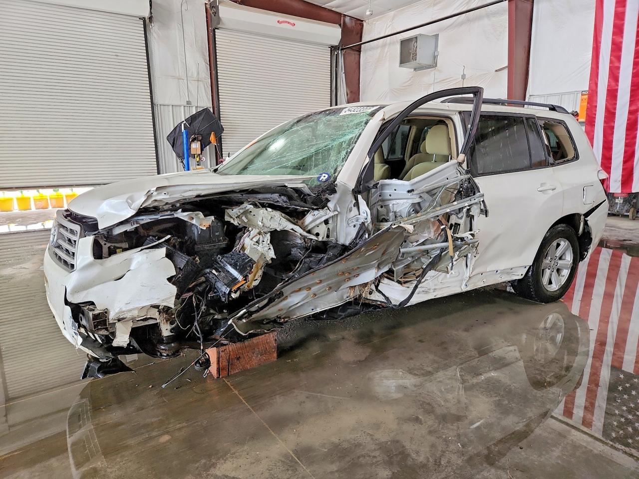 Salvage Toyota Highlander Image