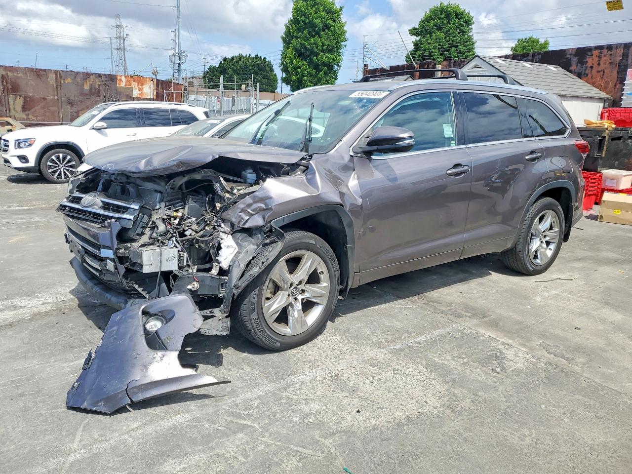 Salvage Toyota Highlander Image