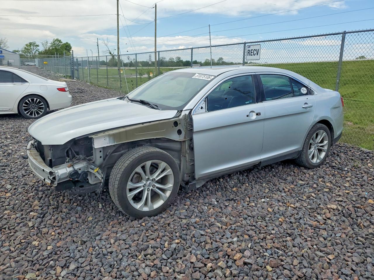 Salvage Ford Taurus Image