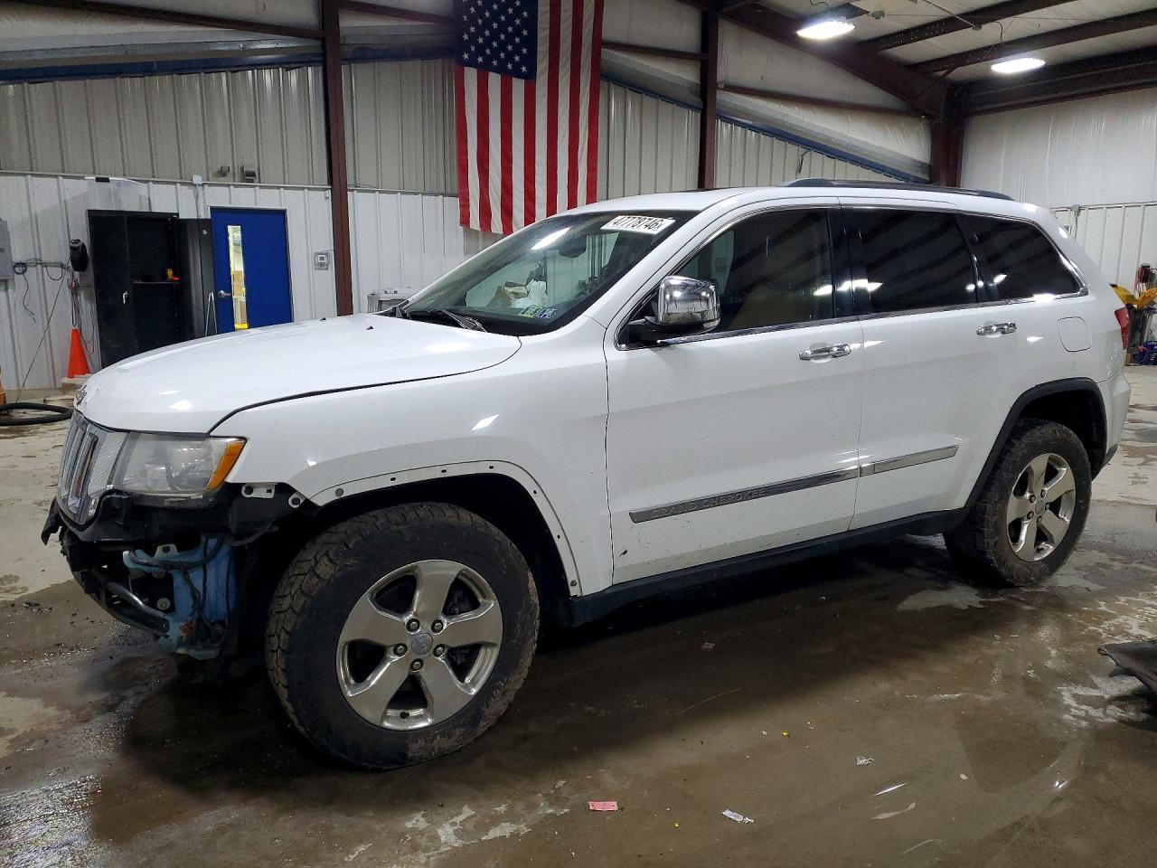 Salvage Jeep Grand Cherokee Image