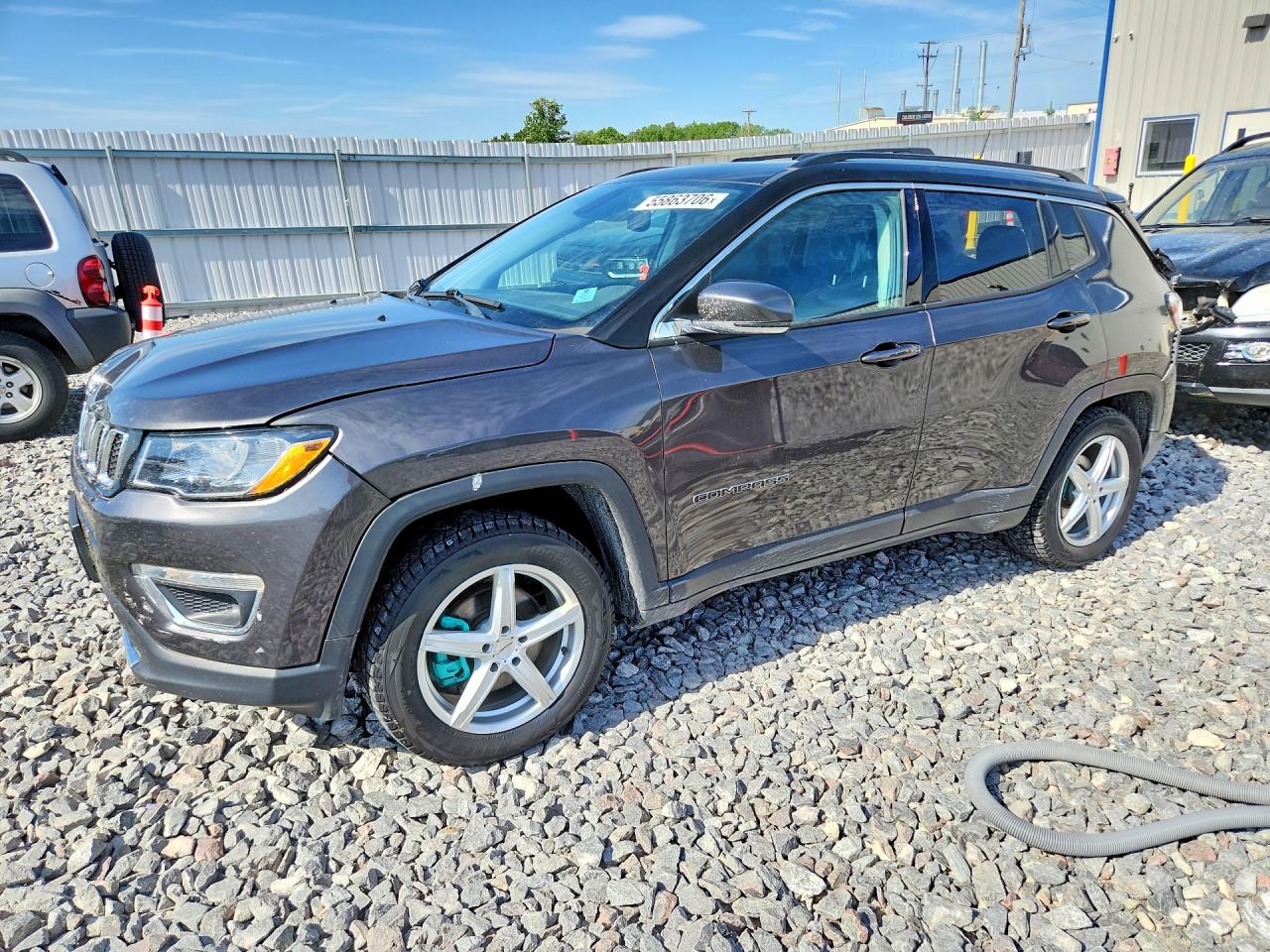 Salvage Jeep Compass Image