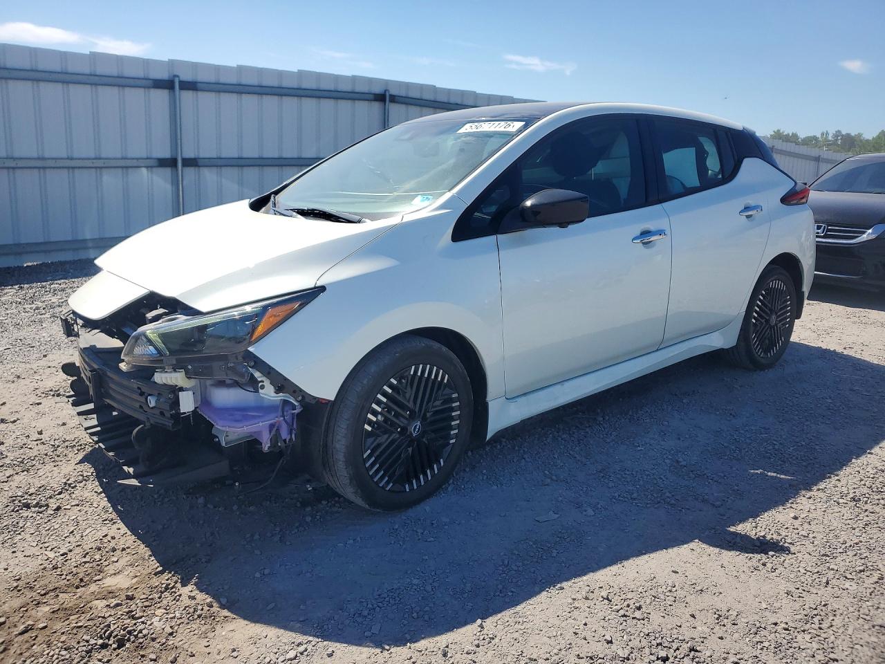 Salvage Nissan LEAF Image