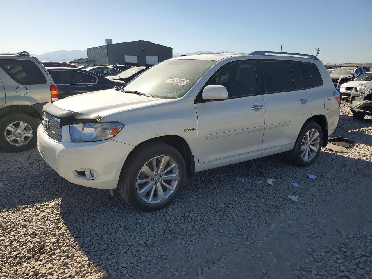 Salvage Toyota Highlander Image