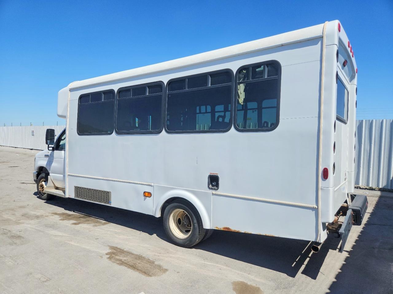 Ford Econoline E450 Super Duty Cutaway Van